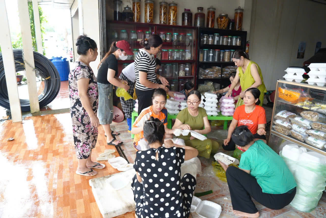 Cả xóm dựng tạm bếp nấu cơm cho bà con vùng cô lập để không ai đói - Ảnh 8.