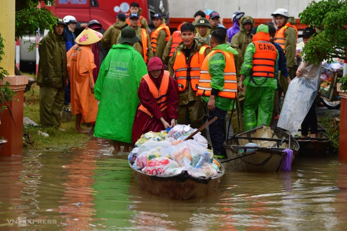 Cứu trợ người dân trong lũ ở xã Hòa Xuân. Ảnh: Thanh Tùng