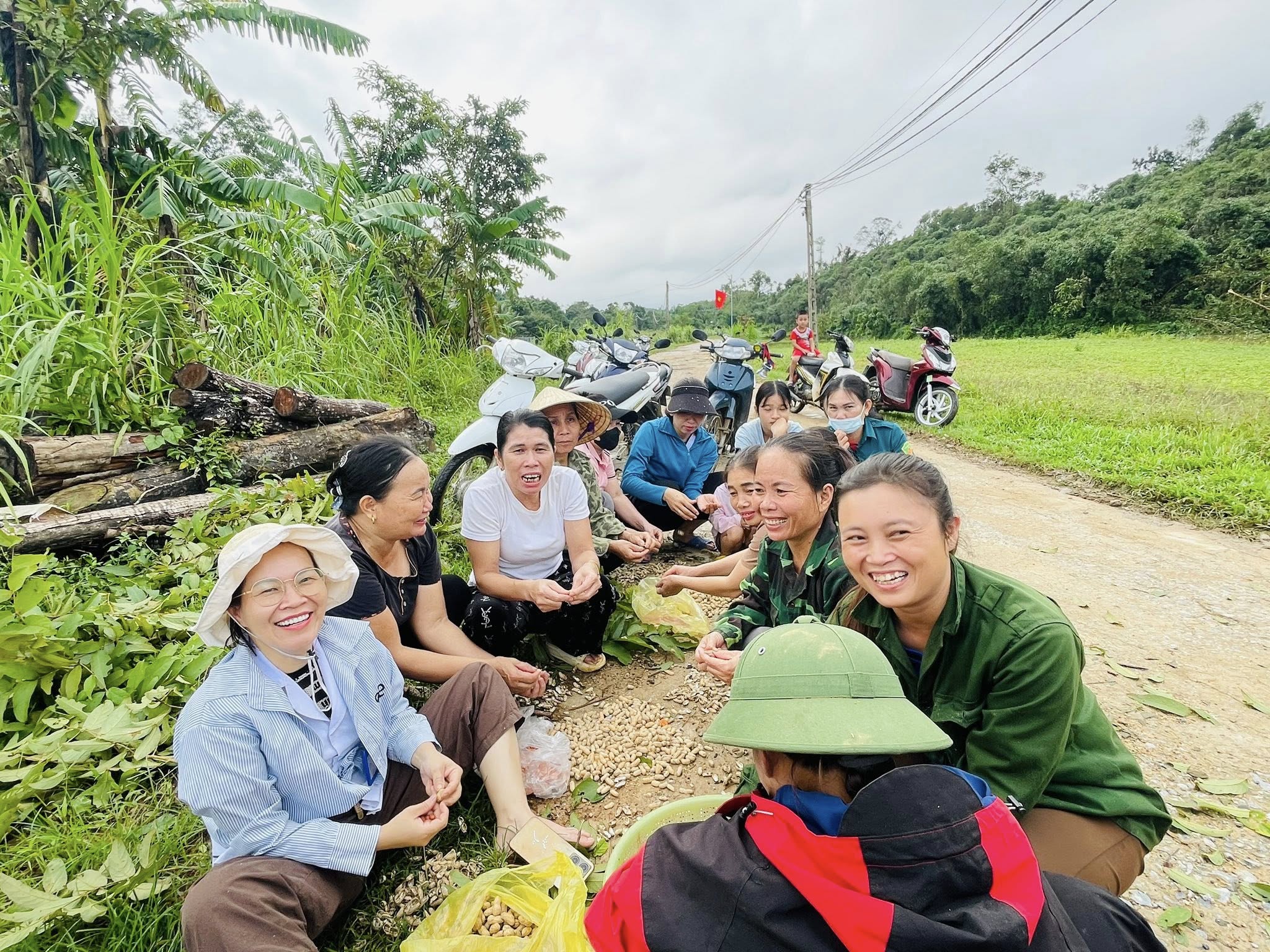 Cả xóm dựng tạm bếp nấu cơm cho bà con vùng cô lập để không ai đói - Ảnh 3.