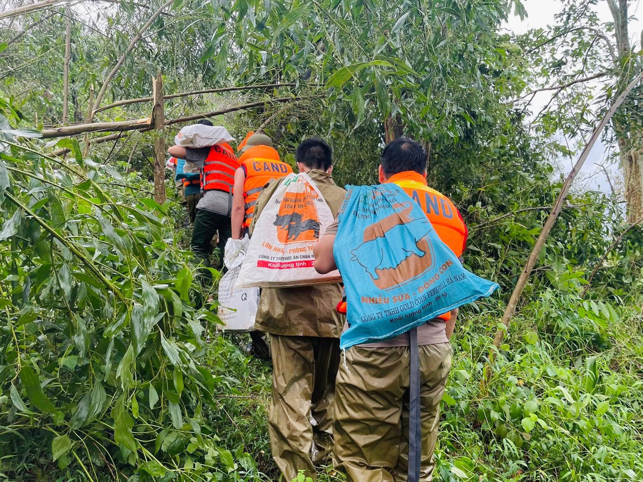 Cả xóm dựng tạm bếp nấu cơm cho bà con vùng cô lập để không ai đói - Ảnh 7.