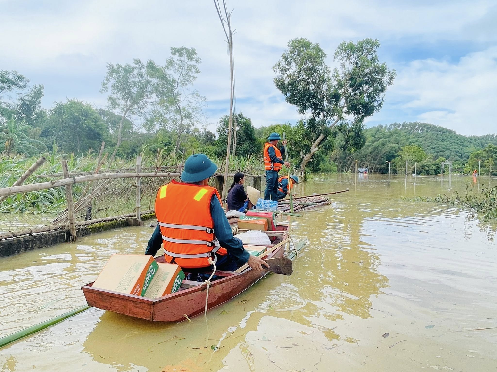 Cả xóm dựng tạm bếp nấu cơm cho bà con vùng cô lập để không ai đói - Ảnh 6.