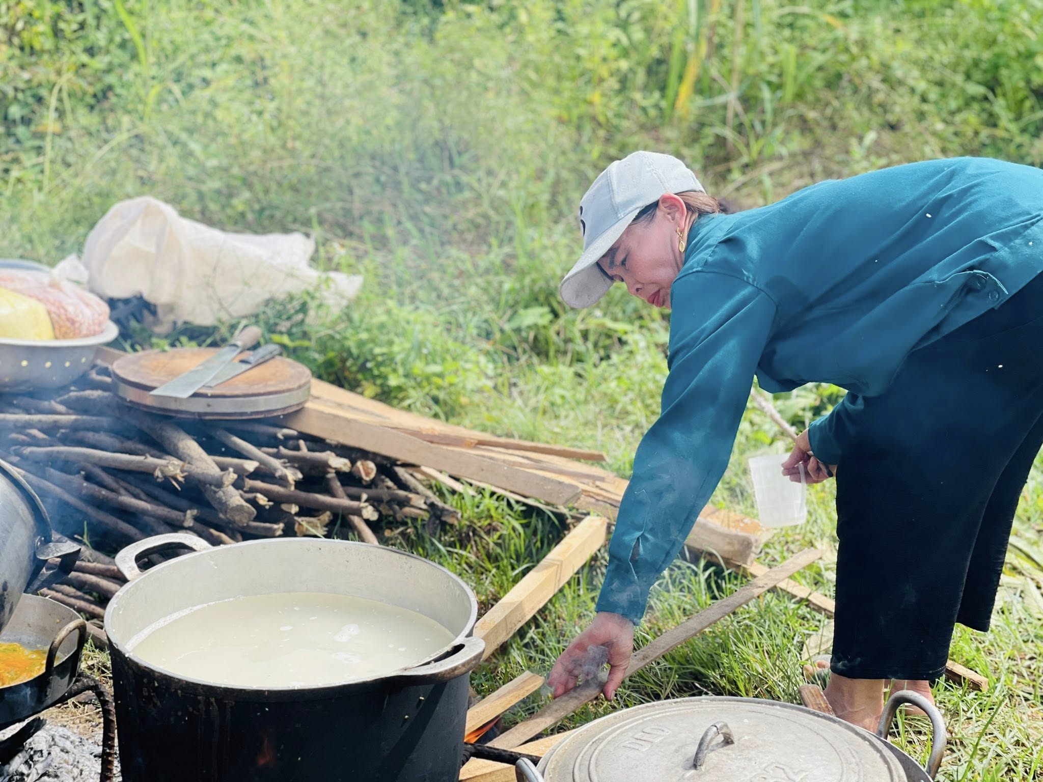 Cả xóm dựng tạm bếp nấu cơm cho bà con vùng cô lập để không ai đói - Ảnh 5.