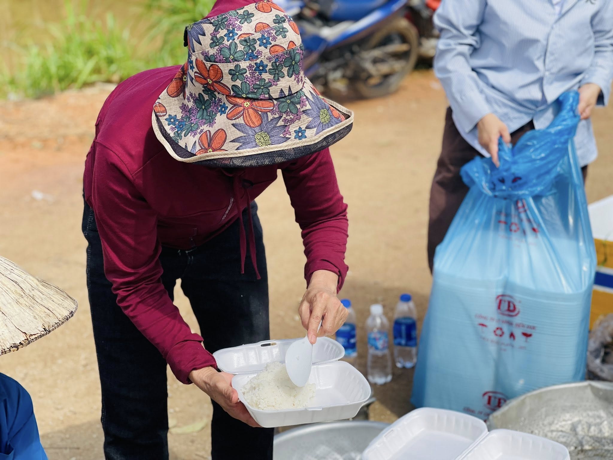 Cả xóm dựng tạm bếp nấu cơm cho bà con vùng cô lập để không ai đói - Ảnh 4.