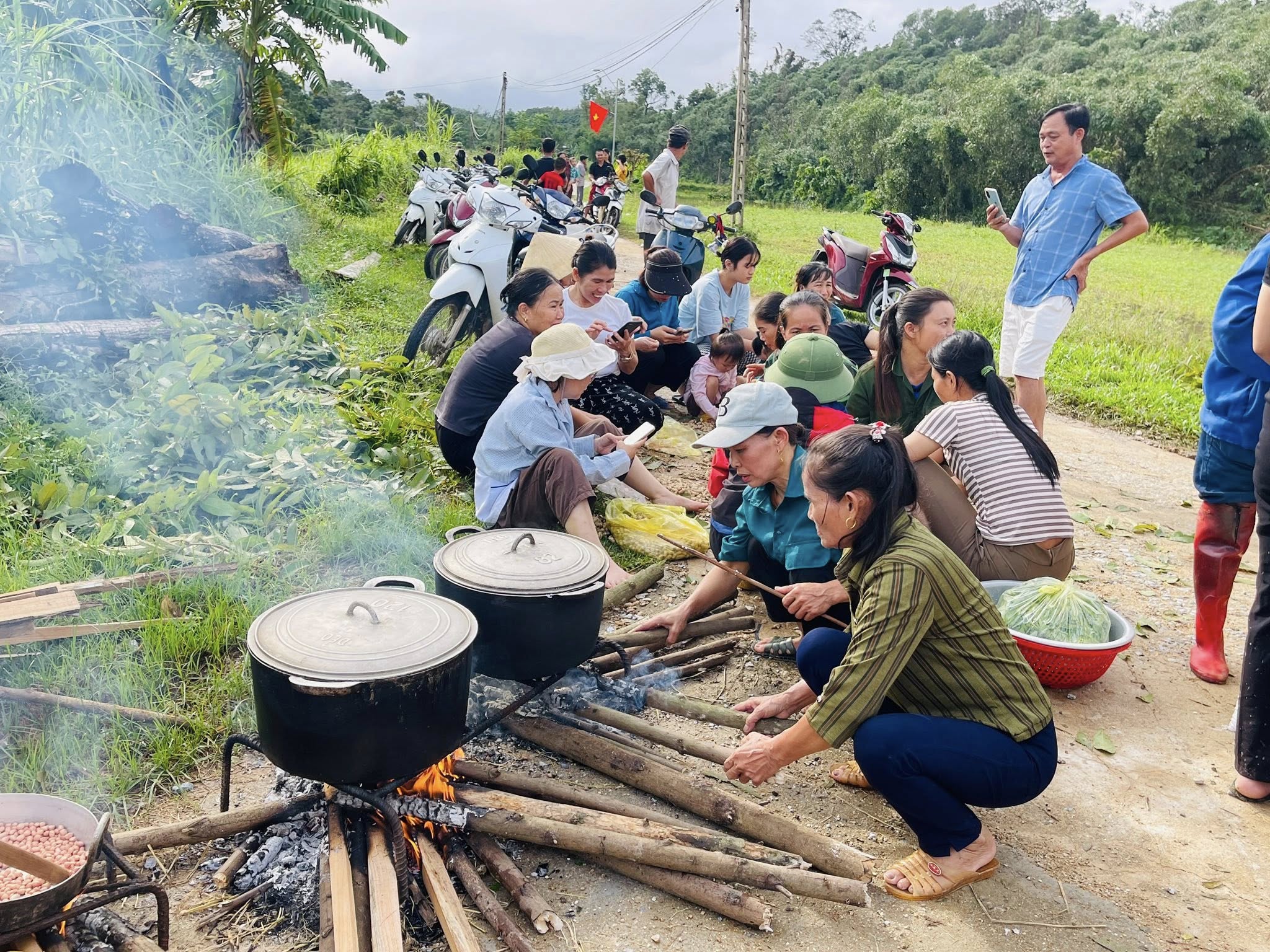 Cả xóm dựng tạm bếp nấu cơm cho bà con vùng cô lập để không ai đói - Ảnh 1.