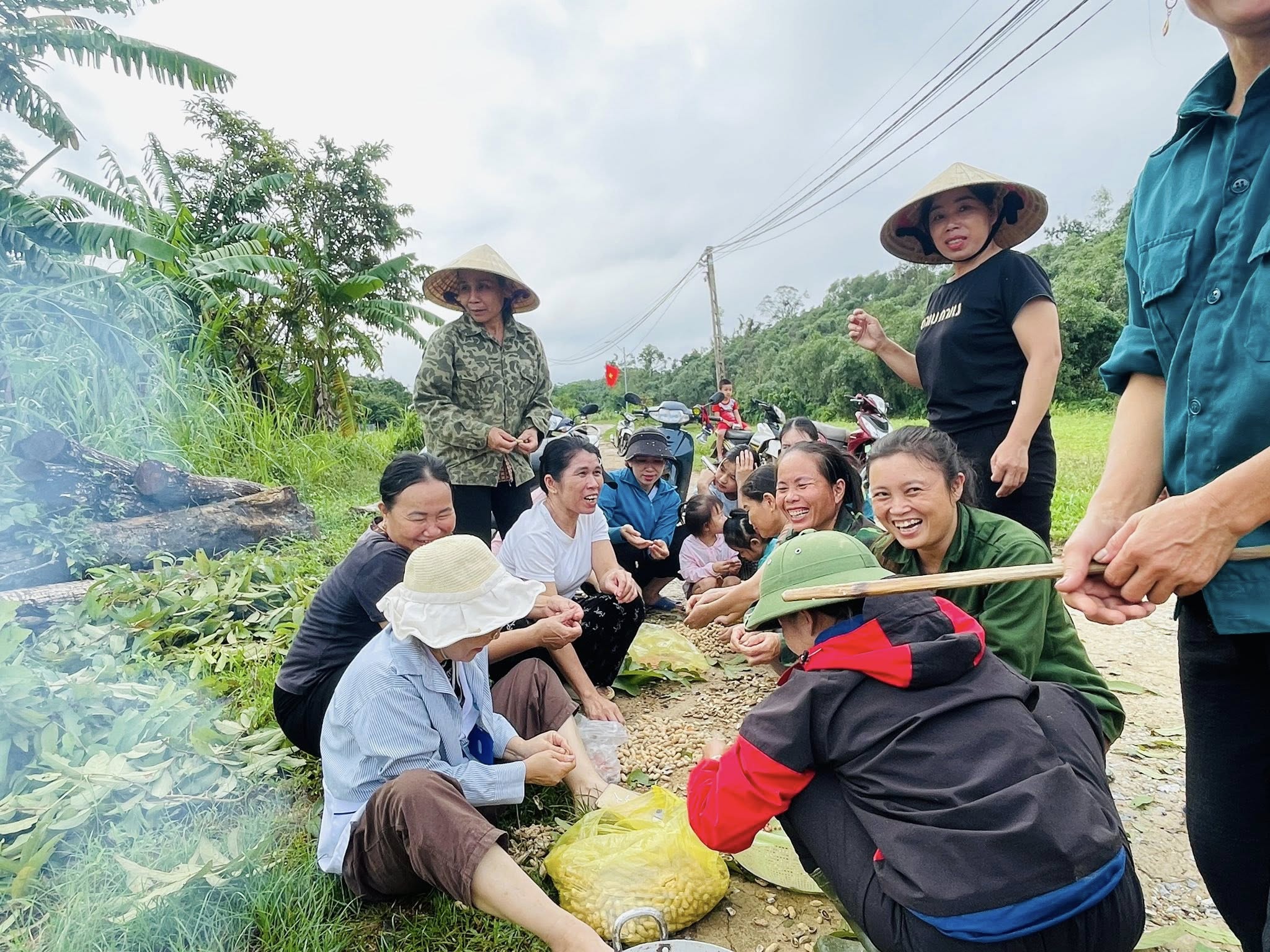 Cả xóm dựng tạm bếp nấu cơm cho bà con vùng cô lập để không ai đói - Ảnh 2.