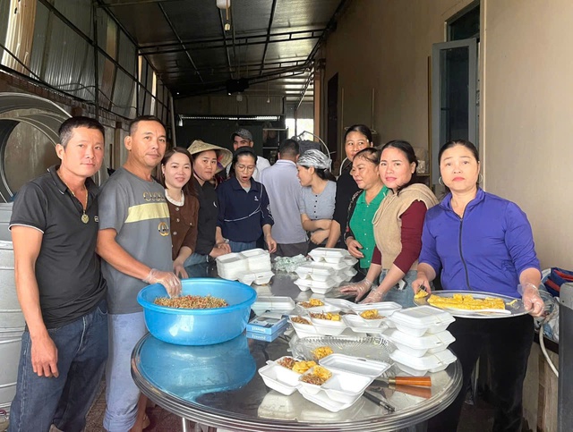 Bếp ăn nghĩa tình ấm lòng người dân vùng lũ- Ảnh 2. Bếp ăn nghĩa tình ấm lòng người dân vùng lũ- Ảnh 2.