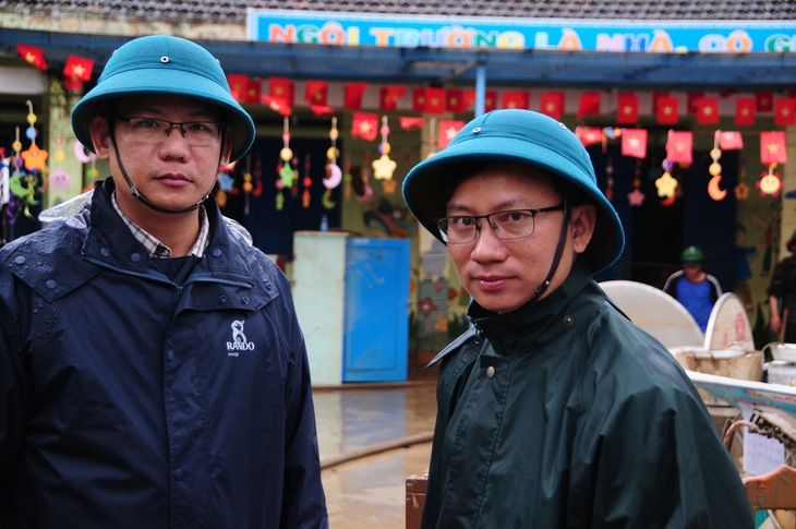 Gặp hai 'anh hùng' dùng ghe đuổi vịt cứu hàng chục người thoát cửa tử trong lũ xiết - Ảnh 1.