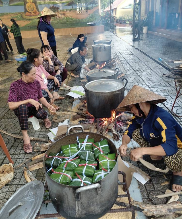 Bếp ăn nghĩa tình ấm lòng người dân vùng lũ- Ảnh 3. Bếp ăn nghĩa tình ấm lòng người dân vùng lũ- Ảnh 3.
