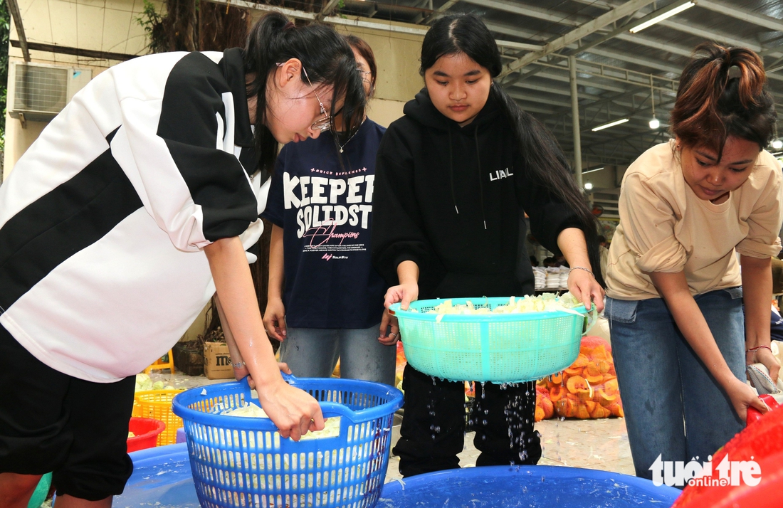 TP.HCM ‘đỏ lửa’ 4 bếp ăn phục vụ cho bà con vùng lũ Khánh Hòa - Ảnh 5.