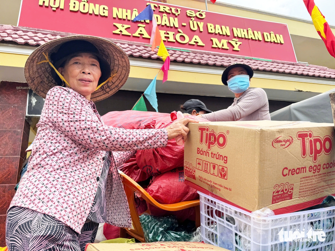 Biệt đội tiếp tế máy cày ở 'rốn lũ' Hòa Thịnh của ông Tiên và 10 phụ nữ - Ảnh 4.