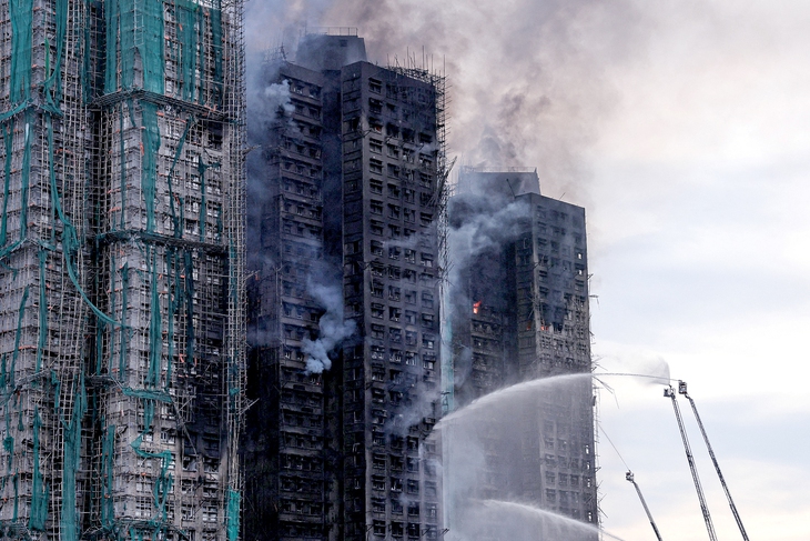 Vụ cháy chung cư ở Hong Kong: Toàn cảnh thảm kịch tồi tệ nhất kể từ Thế chiến 2 - Ảnh 1.