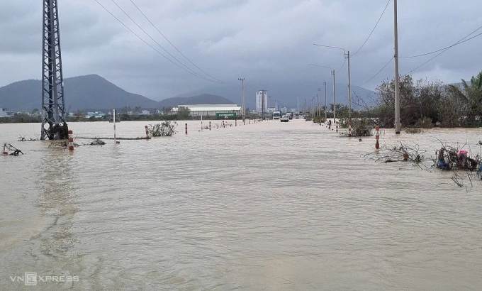 Đoạn đường Điện Biên Phủ, phường Quy Nhơn Đông ngập sâu, sáng 24/11. Ảnh: Trần Hóa